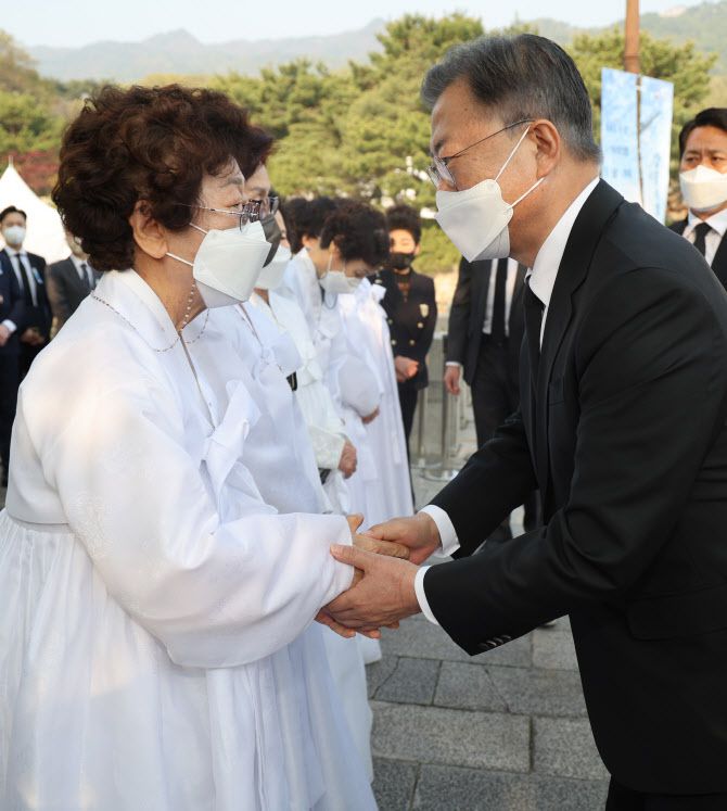 문재인 대통령이 19일 오전 서울 강북구 국립 4.19 민주묘지를 참배한 뒤 유가족들을 위로하고 있다.(사진=연합뉴스)