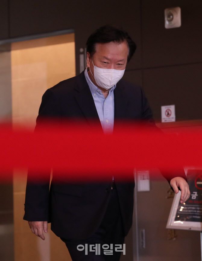 [이데일리 노진환 기자] 아들 병역 판정 변경과 두 자녀의 경북대 의대 편입 의혹을 받고 있는 정호영(전 경북대병원장) 보건복지부 장관 후보자가 21일 오전 서울 서대문구 국민연금공단 서울북부지역본부에 마련된 인사청문회 준비 사무실에 출근하고 있다. 한편, 정 후보자는 코로나19 발생 초기인 2020년 3월 심야에 술집과 식당에서 법인카드로 많게는 49만 원을 결제한 것으로 나타났다. 이 시기는 대구·경북 지역을 중심으로 코로나19 확진자가 폭증하면서 경북대병원을 비롯한 지역 의료진이 사투를 벌이던 상황이었다.