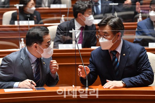 윤호중(오른쪽) 더불어민주당 공동비상대책위원장과 박홍근 원내대표가 대화하고 있다. (사진=노진환 기자)