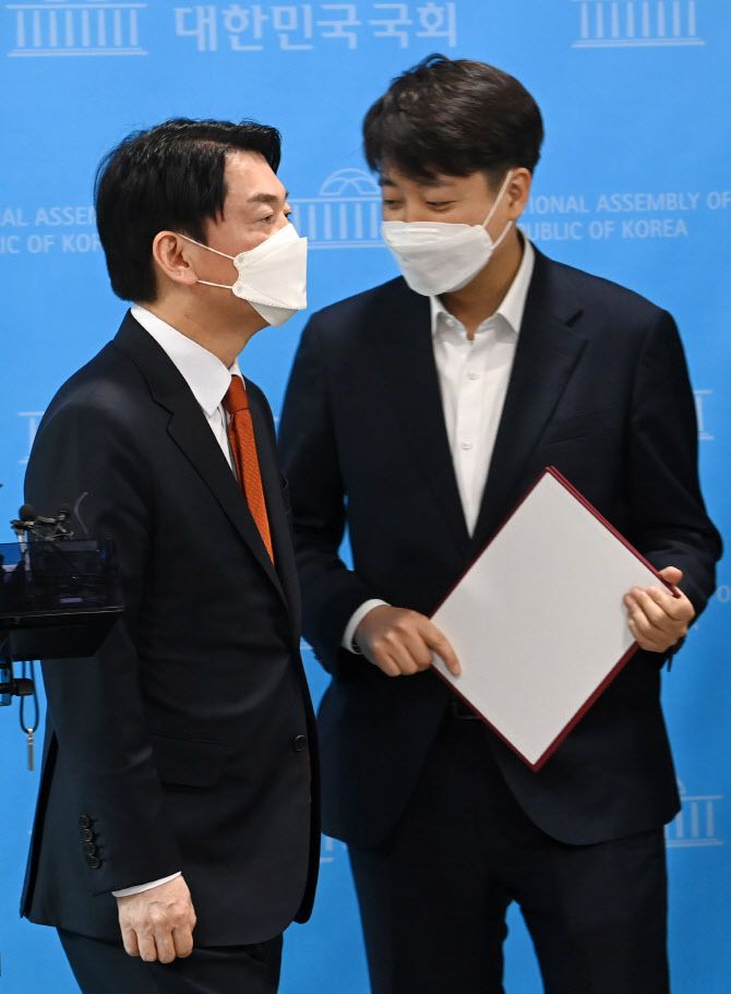 이준석 국민의힘 대표와 안철수 국민의당 대표가 18일 서울 여의도 국회 소통관에서 합당 기자회견 뒤 취재진의 질문에 답변을 마치고 회견장을 떠나고 있다. (사진=연합뉴스)