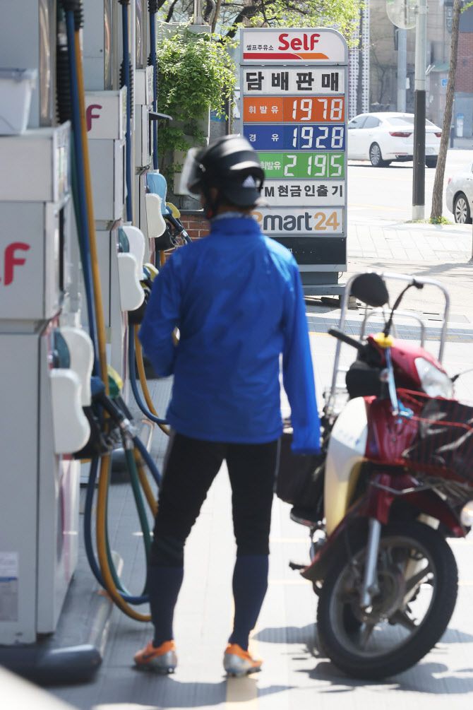 서울의 한 주유소에서 한 시민이 주유하고 있다. (사진=연합뉴스)