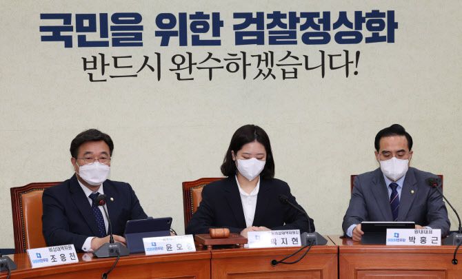 윤호중(왼쪽) 더불어민주당 공동비상대책위원장이 지난 22일 국회에서 열린 비상대책위원회 회의에서 발언하고 있다.(사진=뉴시스)