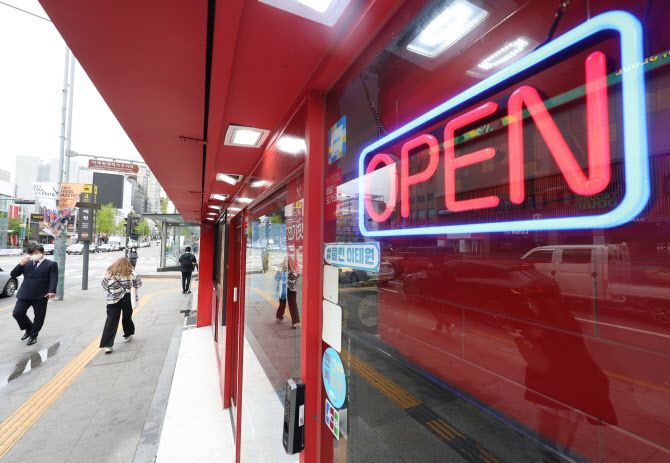 코로나19 확산세가 어느 정도 꺾인 것으로 보이는 13일 오후 이태원 식당 밀집지역. (사진=연합뉴스)