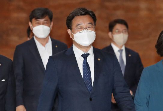 윤호중 더불어민주당 공동비대위원장이 22일 오전 국회에서 비공개로 열린 의원총회에 참석하고 있다. (사진=연합뉴스)