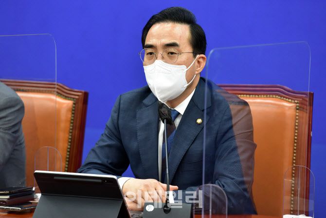 박홍근 더불어민주당 원내대표가 26일 서울 여의도 국회에서 열린 원내대책회의에서 모두발언을 하고 있다.(사진=노진환 기자)