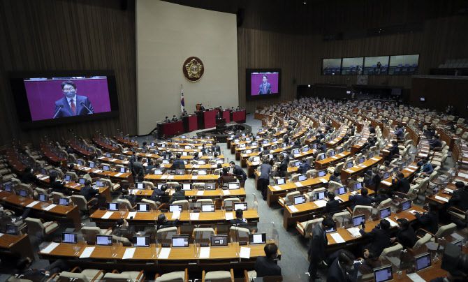 권성동 국민의힘 원내대표가 27일 검찰 수사권과 기소권 분리 법안 처리를 위해 열린 국회 본회의에서 필리버스터(무제한 토론)를 하고 있다.(사진=연합뉴스)