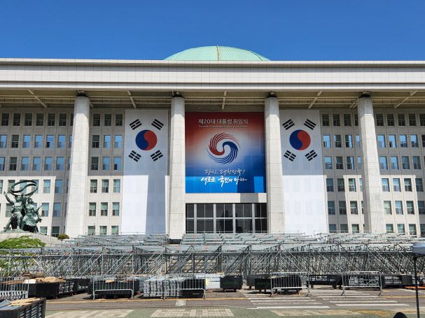 제20대 대통령 취임식을 앞둔 26일 오전 서울 여의도 국회 본청 앞에 무대 설비가 놓여 있다. 대통령취임준비위원회는 이날 오후 인수위 출입기자단 카카오톡 단체대화방에 “제20대 대통령 취임식을 위한 무대를 여의도 국회 본청 앞에 설치 중이다. 무대 설치 과정이 몇몇 언론에 의해 사진으로 노출되고 있다”며 “국민에게 감동과 희망을 선사하는 취임식이 될 수 있도록 언론인 여러분의 보도 자제를 부탁 드린다”고 밝혔다.  (사진=뉴시스, 공동취재사진)