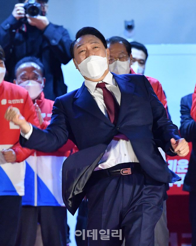 제20대 대통령으로 당선이 확정된 윤석열 국민의힘 대선 후보가 3월10일 새벽 서울 여의도 중앙당사에서 지지자들을 향해 어퍼컷 세리머니를 하고 있다.(사진=방인권 기자)