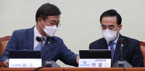 윤홍중(왼쪽) 더불어민주당 공동비대위원장과 박홍근 원내대표가 29일 국회에서 열린 비상대책위원회의에서 대화하고 있다. (사진=연합뉴스)