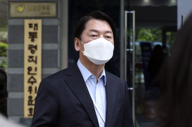 안철수 대통령직 인수위원회 위원장이 1일 서울 종로구 통의동 인수위 천막 기자실 앞에서 굳은 표정으로 취재진의 질문에 답하고 있다. (사진=인수위사진기자단)