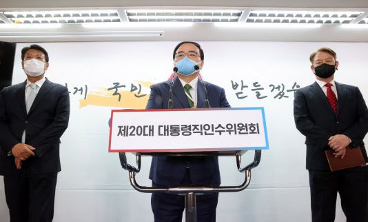 대통령실 국가안보실장 내정자인 김성한(가운데) 전 외교부 2차관이 1일 오후 서울 종로구 통의동 대통령직인수위원회에서 국가안보실 인선 발표를 마치고 취재진 질문에 답하고 있다. (사진=연합뉴스)