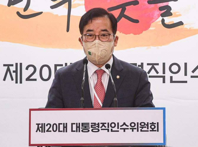 박성중 제20대 대통령직인수위원회 과학기술교육분과 간사가 지난달 28일 서울 종로구 통의동 인수위 기자회견장에서 ‘미디어의 공정성·공공성 확립과 국민 신뢰 회복을 위한 정책방향’ 관련브리핑을 하고 있다. (사진=인수위사진기자단)