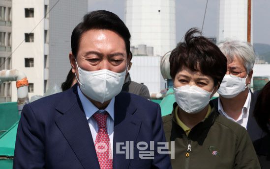 윤석열 대통령 당선인과 김은혜 국민의힘 경기도지사 후보가 2일 평촌신도시 초원7단지 부영아파트에서 열린 1기 신도시 노후아파트 현안 점검에 참석해 설명을 듣고 있다.(사진=방인권 기자)