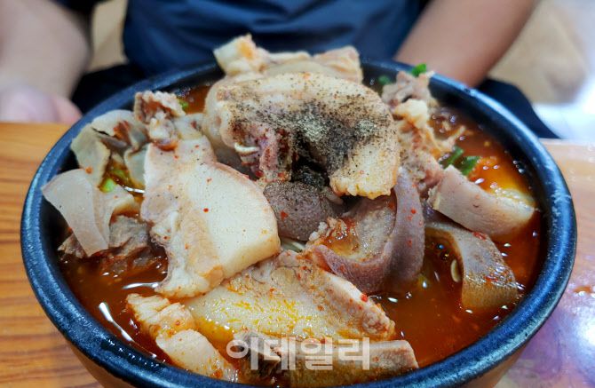 유성식당 머리 고기 국밥은 고기가 수북이 담겨 있는 것이 특징이다. 술을 많이 마신 다음날 아침 해장국으로 좋다.