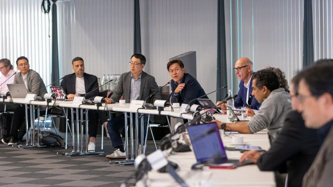 SK스퀘어 박정호 부회장(가운데)이 양사 경영진들과 의견을 나누는 모습