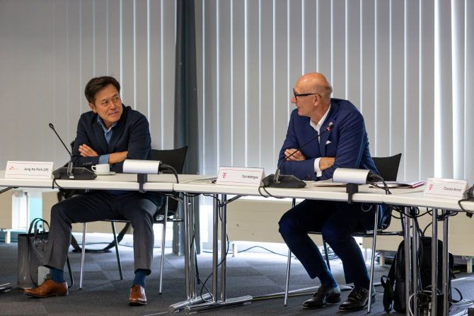 SK스퀘어 박정호 부회장(왼쪽)과 도이치텔레콤 팀 회트게스 회장(오른쪽)이 의견을 나누는 모습