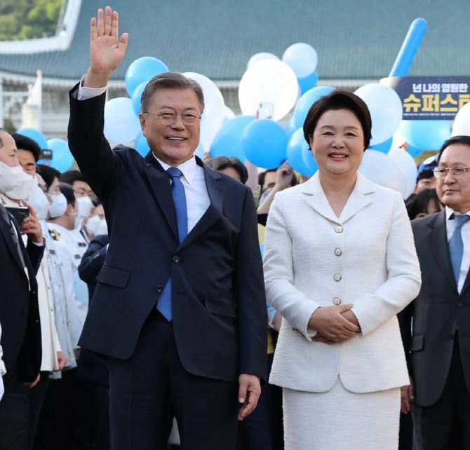 문재인 대통령과 김정숙 여사가 9일 오후 청와대 직원들의 배웅을 받으며 청와대를 나선 뒤 시민들을 향해 인사하고 있다.(사진=연합뉴스)