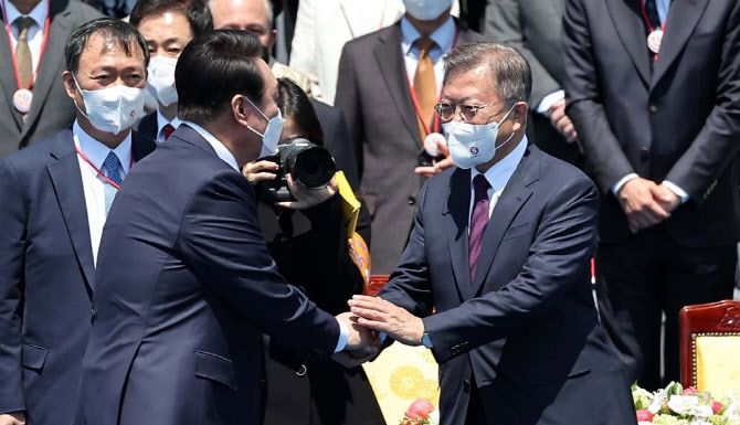 윤석열 대통령이 10일 국회에서 제20대 대통령 취임식을 마친 후 문재인 전 대통령과 악수하고 있다.(사진=연합뉴스)