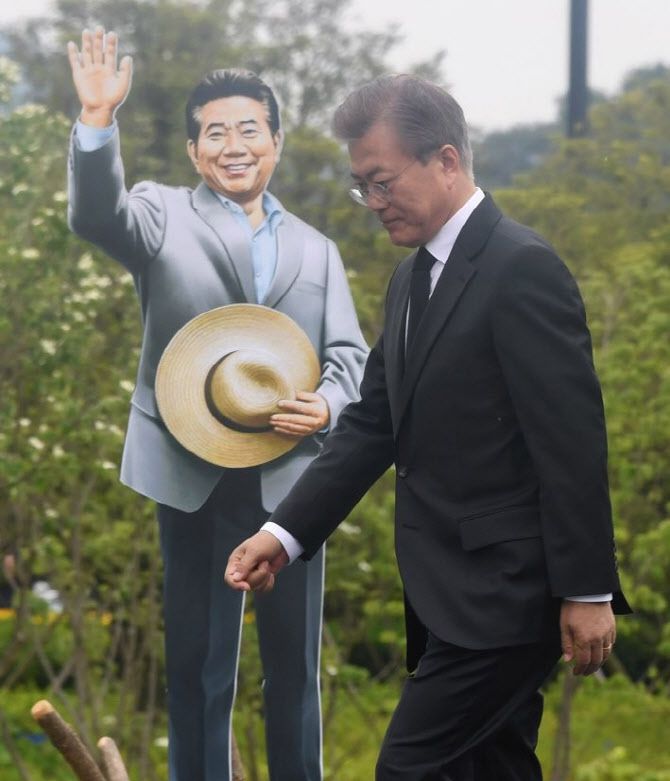 2017년 5월 23일 문재인 대통령이 오후 경남 김해시 진영읍 봉하마을에서 열린 노무현 전 대통령 서거 8주기 추도식에서 인사말을 한 후 단상에서 내려오고 있다.(사진=연합뉴스)