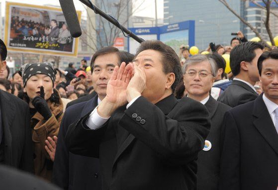 노무현 전 대통령이 서울역에서 환송 나온 지지자들에게 화답하고 있다.(사진=청와대 기자단)