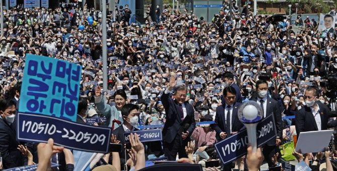 문재인 전 대통령이 김정숙 여사와 10일 경남 양산 사저로 출발하기에 앞서 서울역 광장에서 지지자들을 향해 인사하고 있다.(사진=연합뉴스)