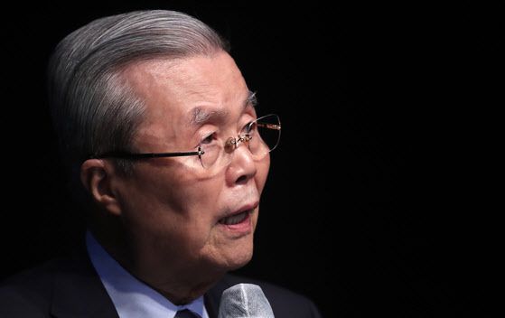 김종인 전 국민의힘 총괄선대위원장이 10일 오후 서울 마포구 다리소극장에서 열린 자신의 저서 ‘왜 대통령은 실패하는가’ 출간 기념 청년포럼에서 발언하고 있다. (사진=국회사진기자단)