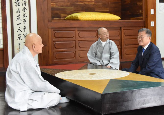 문재인 전 대통령이 12일 경남 양산 통도사에서 스님들과 대화를 하고 있다. (사진=문재인 전 대통령 비서실)