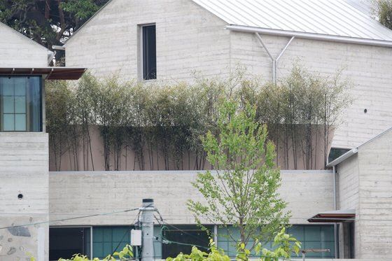 12일 경남 양산 평산마을 문재인 전 대통령 사저에 전날까지는 없었던 가림막이 나무 뒤로 추가 설치되어 있다. (사진=뉴스1)