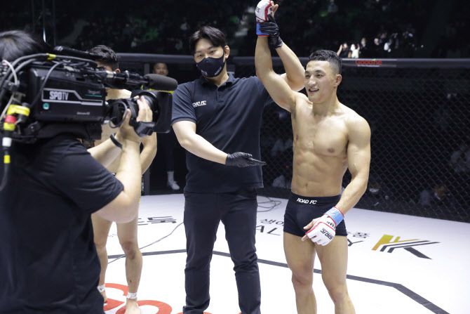 양지용이 로드FC 대회에서 김현우를 이긴 뒤 기뻐하고 있다. 사진=로드FC