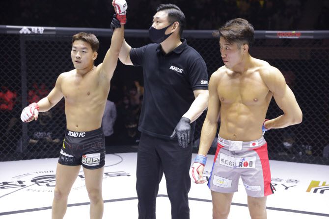 이정현이 로드FC 대회에서 세이고 야마모토를 KO로 제압한 뒤 기뻐하고 있다. 사진=로드FC