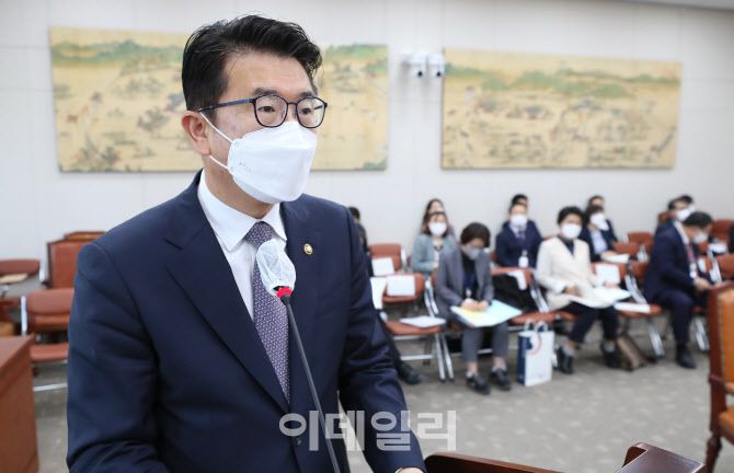 장상윤 교육부 차관이 17일 국회에서 열린 교육위원회 전체회의에 출석해 추경안 제안설명을 하고 있다. (사진=뉴시스)