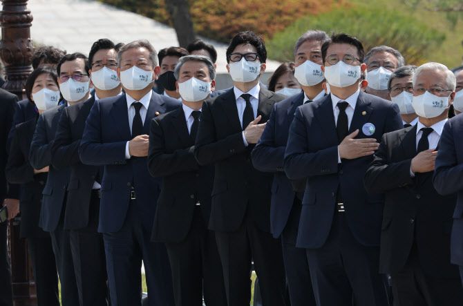 18일 오전 광주 북구 국립 5·18 민주묘지에서 열린 제42주년 5·18 광주민주화운동 기념식에서 한동훈 법무부 장관을 비롯한 국무위원들이 국기에 경례하고 있다. (사진=연합뉴스)