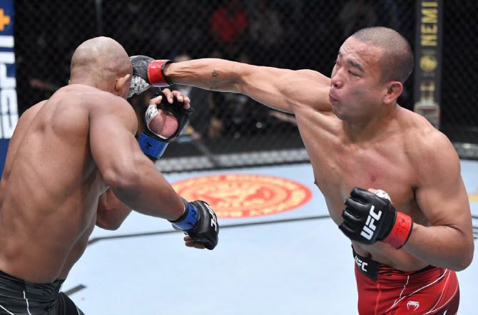 UFC 파이터 박준용(오른쪽). 사진=UFC 제공