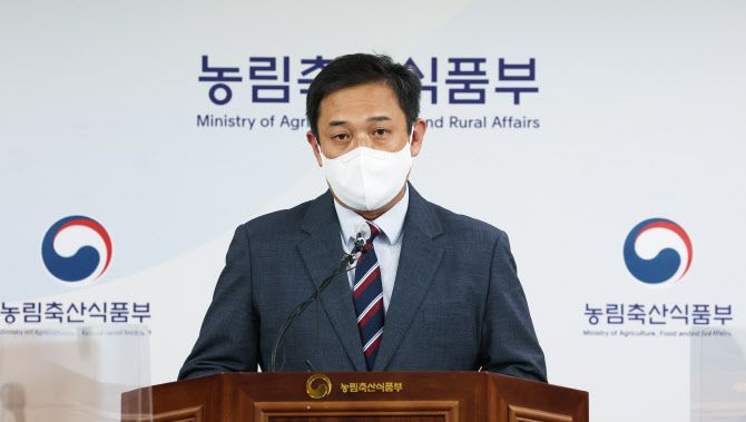 전한영 농림축산식품부 식품산업정책관이 18일 세종시 정부세종청사에서 식용유 국내 수급상황 점검회의 결과를 설명하고 있다. (사진=연합뉴스)