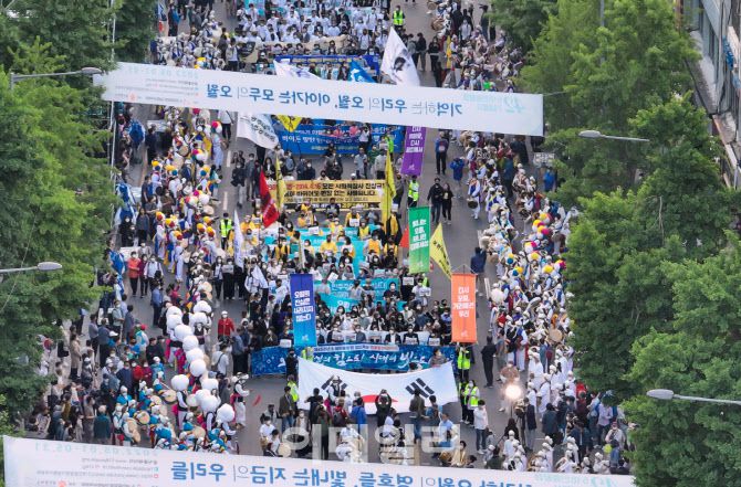 지난 17일 5·18 민주화운동 42주년 전야제 참가자들이 광주 동구 금남로에서 옛 전남도청으로 행진하고 있다. 5·18 전야제는 코로나19 대유행 탓에 2019년 이후 3년 만에 열렸다.(사진=연합뉴스)