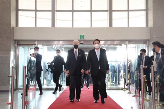 윤석열 대통령이 21일 서울 용산구 대통령실 청사를  방문한 조 바이든 미국 대통령을 영접하고 있다. (사진=연합뉴스)