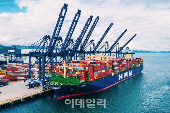 2만4000TEU급 ‘HMM알헤시라스호’가 컨테이너를 실고 있다.(사진=HMM)
