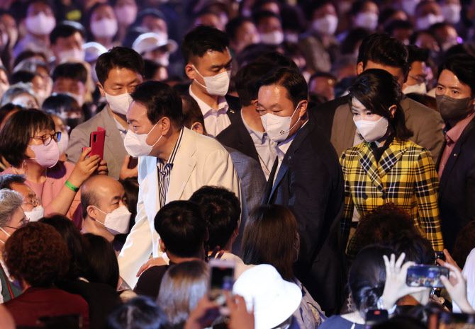 윤석열 대통령과 김건희 여사가 22일 청와대 대정원 야외무대에서 열린 청와대 국민개방기념 특별기획 KBS 열린음악회에서 공연을 관람한 뒤 공연장을 나서고 있다. (사진=연합뉴스)