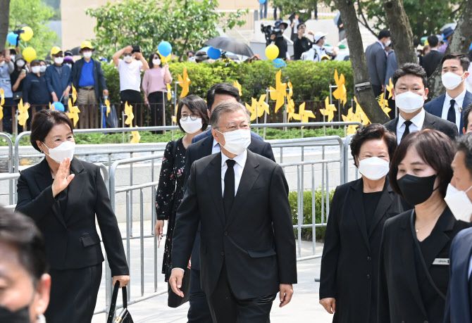 23일 오후 경남 김해시 진영읍 봉하마을에서 엄수된 노무현 전 대통령 서거 13주기 추도식에 문재인 전 대통령이 입장하고 있다. (사진=연합뉴스)