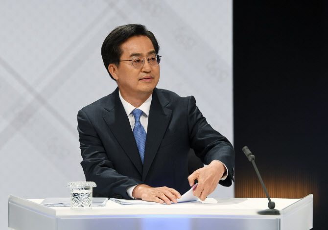 김동연 더불어민주당 경기도지사 후보가 23일 서울 마포구 SBS 스튜디오에서 진행된 경기도선거방송토론위원회 주관 제8회 전국동시지방선거 경기도지사 후보자 토론회 시작에 앞서 토론회 준비를 하고 있다. (사진= 국회사진기자단)