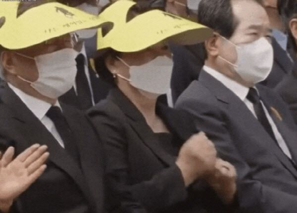 문재인 전 대통령 부인 김정숙 여사가 23일 노무현 전 대통령 13주기 추도식에 참석해 노래에 맞춰 ‘어깨춤’을 추는 장면이 포착됐다. (사진=유튜브 캡처)