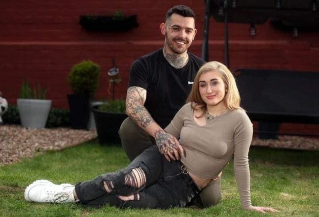 토니 가넷(왼쪽)과 함께 집을 나온 우크라이나 피란민 소피아 카르카딤.(사진=브넬슨 트위터)