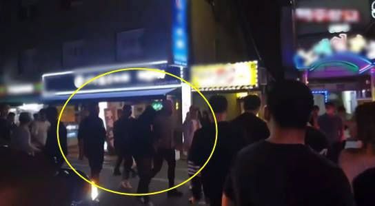 서초구에 위치한 클럽에 들어가는 브라질 대표팀.(사진=트위터 갈무리(