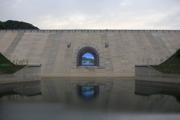 강원도 화천 평화의 댐 ‘통일로 나가는 문’