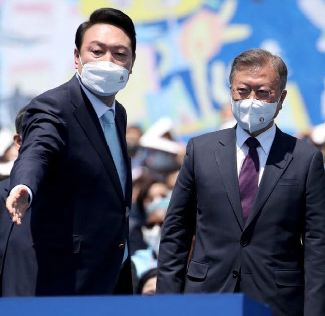 윤석열 대통령이 10일 오전 서울 여의도 국회에서 제20대 대통령 취임식을 마친 뒤 문재인 전 대통령을 배웅하고 있다.(사진=연합뉴스)