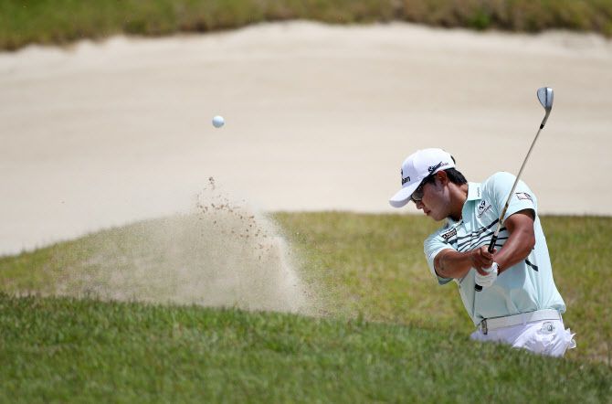김성현이 KPGA 선수권대회 1라운드에서 벙커 샷을 하고 있다.(사진=KPGA 제공)