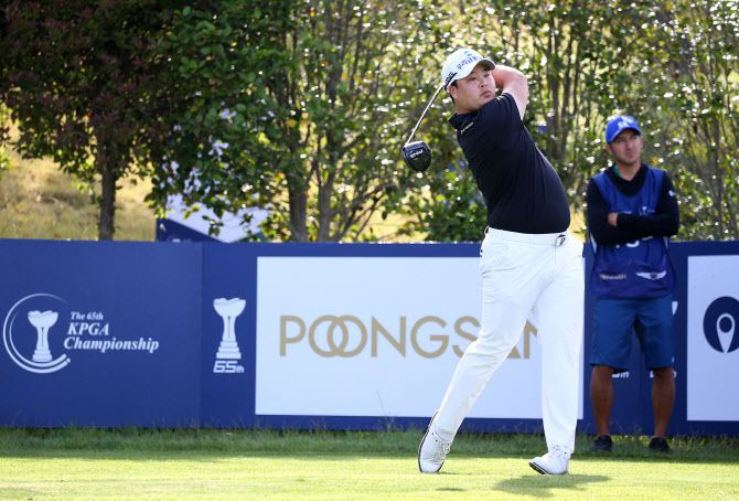 황중곤이 10일 열린 KPGA 코리안투어 KPGA 선수권대회 2라운드에서 티 샷을 하고 있다.(사진=KPGA 제공)