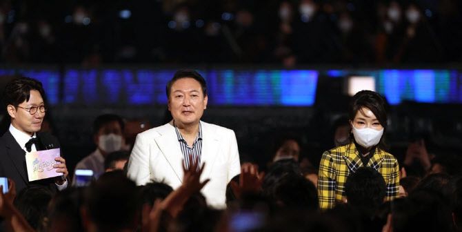 윤석열 대통령과 배우자 김건희 여사가 5월 22일 청와대 대정원 야외무대에서 열린 청와대 국민개방기념 특별기획 KBS 열린음악회에 참석했다.(사진=대통령실 제공. 연합뉴스)