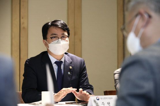 조주현 중소벤처기업부 차관은 17일 서울 종로 달개비에서 열린 소상공인·자영업자 간담회에 참석해 인사말을 하고 있다.(사진=중소벤처기업부)