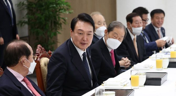 윤석열 대통령이 21일 서울 용산 대통령실 청사에서 열린 국민의힘 상임고문단 초청 오찬 간담회에서 발언하고 있다.(사진=연합뉴스)